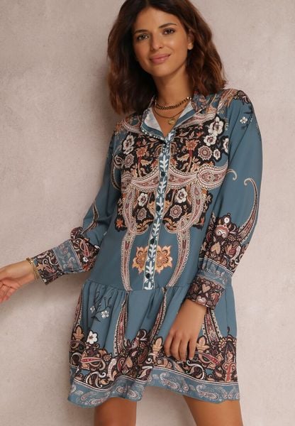 Niebieska Sukienka Uriris. Niebieskie sukienki damskie Renee, bez wzorów, z zamszu, bez kołnierzyka, bez ramiączek, mini, koszulowe. Za 99.99 zł.