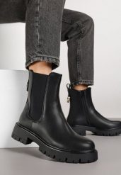 Czarne Botki Sztyblety z Metaliczną Aplikacją z Tyłu Naluneia. Czarne botki damskie Born2be, z jeansu, bez obcasa, na płaskiej podeszwie, bez zapięcia. Za 159.99 zł.