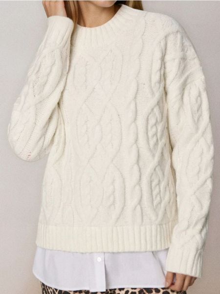 Sweter z ozdobnym splotem z domieszką wełny - kremowy. Białe swetry klasyczne damskie Sinsay, l, z wełny, bez kołnierzyka. Za 55.99 zł.