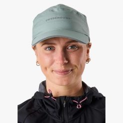 Czapka do biegania unisex Swedemount Ultra Light Running Cap szybkoschnąca. Czerwone czapki męskie SWEDEMOUNT, bez wzorów, z materiału, sportowe. Za 79.99 zł.