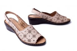 COMFORTABEL 710161-08 beige, sandały damskie. Brązowe sandały damskie Comfortabel, w ażurowe wzory, ze skóry, bez obcasa, na koturnie. Za 158.94 zł.