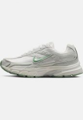Buty do chodzenia damskie Nike IB4339100. Białe obuwie do biegania damskie Nike. Za 439.99 zł.