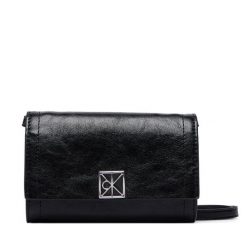Torebka Calvin Klein. Czarne listonoszki damskie CALVIN KLEIN, bez wzorów, bez dodatków. Za 289.99 zł.