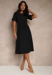 Czarna Rozkloszowana Sukienka Vices Zdobiona Wiązaniem Folarenne. Czarne sukienki damskie Renee, l, z aplikacjami, eleganckie, bez kołnierzyka, bez ramiączek, midi, kopertowe. W wyprzedaży za 90.99 zł.