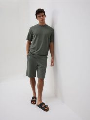 Strukturalny t-shirt comfort fit - jasny zielony. Zielone t-shirty męskie Reserved, l, bez wzorów, z dzianiny, bez kołnierzyka. W wyprzedaży za 55.99 zł.