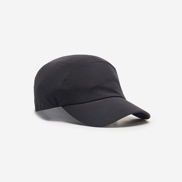 Czapka z daszkiem fitness Domyos. Czarne czapki męskie DOMYOS, bez wzorów, z elastanu. Za 39.99 zł.