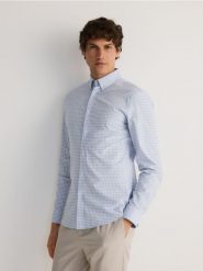Koszula slim fit w kratę - jasnoniebieski. Niebieskie koszule męskie Reserved, l, bez wzorów, z bawełny, bez kołnierzyka, bez ramiączek. W wyprzedaży za 109.99 zł.