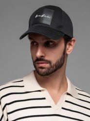 Czapka męska bejsbolówka z daszkiem i dużą naszywką – czarna V1 OM-ACCS-0101 - uniwersalny. Czarne czapki męskie Ombre Clothing, z aplikacjami, z bawełny, eleganckie. W wyprzedaży za 29.99 zł.