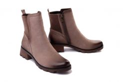 CAPRICE 25227-41 356 mud nubuc, botki damskie. Brązowe botki damskie Caprice, na zimę, bez obcasa, na obcasie, bez zapięcia. Za 439.90 zł.