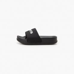 Klapki plażowe damskie Levi's June Bold Sliders D78890001. Czarne klapki damskie Levi's, bez wzorów, z lycry, bez obcasa. Za 109.00 zł.