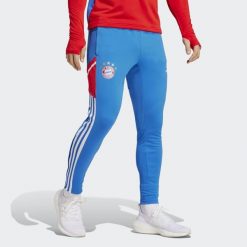 Spodnie piłkarskie męskie Adidas Bayern Munich Condivo 2022/23. Niebieskie spodnie materiałowe męskie Adidas, bez wzorów, sportowe. Za 262.25 zł.