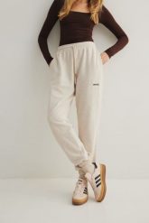 Spodnie typu jogger w kolorze LATTE MELANGE - AUSTIN-XL. Brązowe spodnie materiałowe damskie Marsala, bez wzorów, z bawełny, eleganckie, z podwyższonym stanem. Za 319.90 zł.