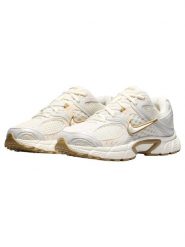 Buty do chodzenia damskie Nike V5 RNR. Białe obuwie treningowe damskie Nike, na fitness i siłownię. Za 588.00 zł.