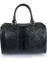 Florence Bags Skórzana torebka w kolorze czarnym - 30 x 22 x 17 cm rozmiar: onesize. Czarne torebki klasyczne damskie Florence Bags, bez wzorów, z materiału, bez dodatków. Za 252.99 zł.