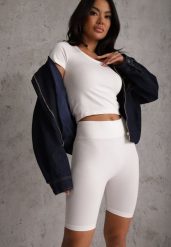 Białe Elastyczne Szorty Biker High Waist Diovien. Białe szorty damskie Renee, bez wzorów, prążkowane, z podwyższonym stanem. Za 49.99 zł.