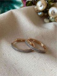 Luseera Pozłacane kolczyki-kreole z cyrkoniami rozmiar: onesize. Czerwone kolczyki damskie Luseera, z cyrkonią, pozłacane. Za 43.99 zł.