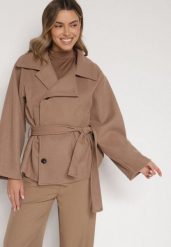 Beżowy Krótki Płaszcz z Wiskozą o Pudełkowym Kroju z Wiązanym Paskiem i Kołnierzem Tusilia. Brązowe płaszcze damskie Born2be, uniwersalny, bez wzorów, z dzianiny, klasyczne. Za 169.99 zł.