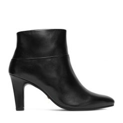 Botki GINO ROSSI. Czarne botki damskie Gino Rossi, bez obcasa, na słupku, bez zapięcia. Za 429.99 zł.