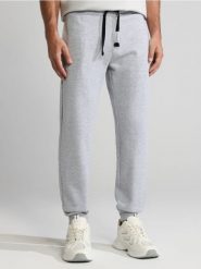 Spodnie jogger - szary. Szare spodnie materiałowe męskie Sinsay, bez wzorów, z bawełny. Za 29.99 zł.