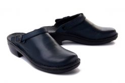 JOSEF SEIBEL 95920 23 540 Betsy abisso, klapki damskie. Niebieskie klapki damskie Josef Seibel, bez wzorów, ze skóry, bez obcasa. Za 329.90 zł.