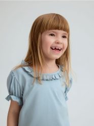 Bawełniany t-shirt z falbanką - jasnoniebieski. Niebieskie koszulki dziewczęce Reserved, m, bez wzorów, z bawełny, bez ramiączek. Za 29.99 zł.