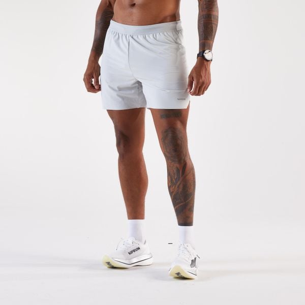 Spodenki do biegania męskie Kiprun Run 500 Comfort. Szare szorty męskie KIPRUN, z materiału, bez kołnierzyka. Za 69.99 zł.