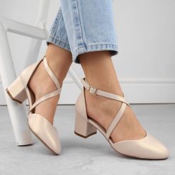 Sandały damskie z paseczkami perłowo beżowe Sergio Leone SK824. Białe sandały damskie Sergio Leone, bez wzorów, ze skóry ekologicznej, bez obcasa. Za 139.99 zł.
