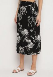 Czarna Kopertowa Spódnica z Wysokim Stanem w Kwiaty z Wiązaniem Lunavessa. Czarne spódniczki damskie Born2be, uniwersalny, bez wzorów, eleganckie, z podwyższonym stanem, midi, kopertowe. Za 34.99 zł.