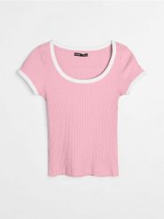 Prążkowana koszulka z kontrastową lamówką - różowy. Czerwone t-shirty damskie Sinsay, l, bez wzorów, prążkowane, bez kołnierzyka. Za 19.99 zł.