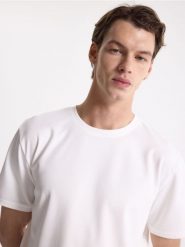 T-shirt regular z dodatkiem lyocellu - złamana biel. T-shirty męskie Reserved, l, bez wzorów, z dzianiny, bez kołnierzyka. Za 79.99 zł.