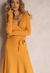 Żółta Rozkloszowana Sukienka Sweterkowa z Kopertowym Dekoltem Fiorrtte. Żółte sukienki damskie Renee, m, bez wzorów, z dzianiny, bez kołnierzyka, bez ramiączek, midi, kopertowe. W wyprzedaży za 97.99 zł.