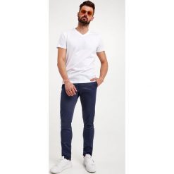 Spodnie KARL LAGERFELD. Spodnie materiałowe męskie Karl Lagerfeld, bez wzorów. W wyprzedaży za 423.47 zł.