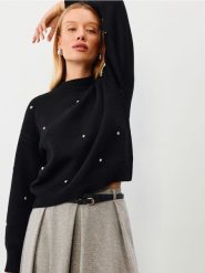 Sweter z domieszką wiskozy i koralikami - czarny. Czarne swetry klasyczne damskie Sinsay, l, z wiskozy, bez kołnierzyka. Za 59.99 zł.