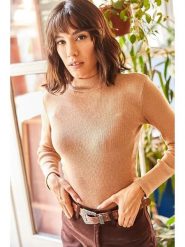 Olalook Koszulka w kolorze beżowym rozmiar: onesize. Brązowe bluzki damskie Olalook, bez wzorów, prążkowane, bez kołnierzyka, bez ramiączek. Za 39.99 zł.