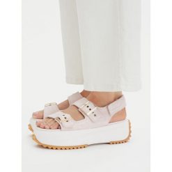 Sandały Converse. Czerwone sandały damskie Converse, bez wzorów, bez obcasa, na płaskiej podeszwie. Za 339.99 zł.