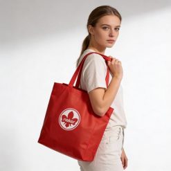 Torba zakupowa damska Rieker, z materiału syntetycznego o prostej otwartej formie z dwoma uchwytami do noszenia w dłoni lub na ramieniu lekka i prakt. Czerwone torebki klasyczne damskie Rieker, bez wzorów, z syntetyku, bez dodatków. Za 14.99 zł.