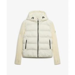 Kurtka puchowa z kapturem, damska, z dzianinowymi rękawami Superdry. Białe kurtki damskie Superdry., bez wzorów, z dzianiny, z kapturem. W wyprzedaży za 542.45 zł.