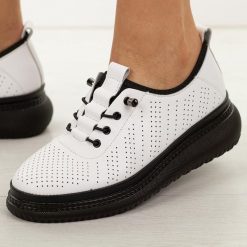 Białe ażurowane skórzane półbuty damskie Jezzi 135. Białe półbuty damskie Jezzi, bez wzorów, z jeansu, klasyczne, z okrągłym noskiem, bez obcasa, na platformie. Za 239.00 zł.