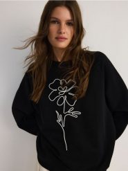 Bawełniana bluza z haftem - czarny. Czarne bluzy bez kaptura damskie Reserved, l, z bawełny. W wyprzedaży za 59.99 zł.