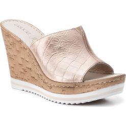 Klapki LASOCKI M827. Żółte klapki damskie Lasocki, bez wzorów, ze skóry, bez obcasa. Za 139.99 zł.
