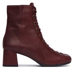 Botki Fly London. Czerwone botki damskie Fly London, bez obcasa, na słupku, bez zapięcia. Za 984.99 zł.