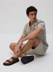 Szorty regular fit - jasnoszary. Szare szorty męskie Reserved, z bawełny, bez kołnierzyka. W wyprzedaży za 79.99 zł.
