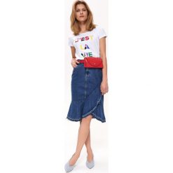 T-SHIRT KRÓTKI RĘKAW DAMSKI Z NADRUKIEM. Białe t-shirty damskie TOP SECRET, bez wzorów, z bawełny, bez kołnierzyka. W wyprzedaży za 19.99 zł.