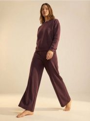 Spodnie wide leg z przeszyciami z domieszką wiskozy - czerwony. Czerwone spodnie sportowe damskie Sinsay, l, z dzianiny. Za 49.99 zł.