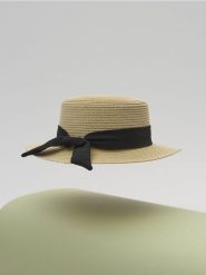 Pleciony kapelusz ze wstążką - kremowy. Białe kapelusze damskie Sinsay, bez wzorów. W wyprzedaży za 19.99 zł.