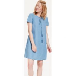 SUKIENKA DAMSKA DENIMOWA. Niebieskie sukienki damskie TOP SECRET, na co dzień, bez wzorów, z tkaniny, bez kołnierzyka, bez ramiączek, proste. W wyprzedaży za 39.99 zł.