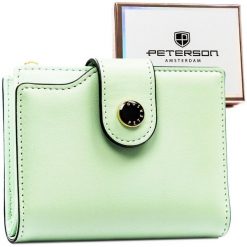 Zielony portfel damski ze skóry ekologicznej zamykany na suwak i zatrzask PTN 012-JK6 Peterson. Zielone portfele damskie Peterson, bez wzorów, ze skóry ekologicznej. Za 76.99 zł.