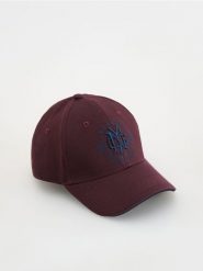 Czapka baseball z haftem - mahoniowy. Brązowe czapki męskie Reserved, bez wzorów. W wyprzedaży za 39.99 zł.