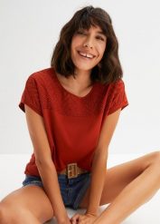 T-shirt z ażurowym haftem z miękkiej wiskozy. Czerwone t-shirty damskie bonprix, w ażurowe wzory, z wiskozy, bez kołnierzyka. Za 94.99 zł.