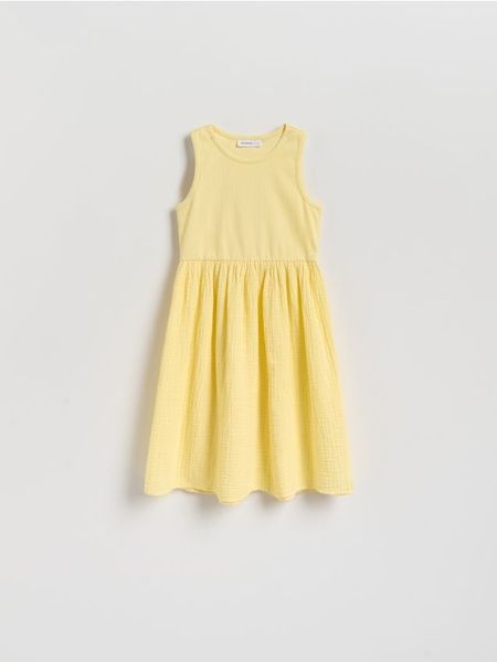 Bawełniana sukienka - jasnożółty. Żółte sukienki dziewczęce Reserved, bez wzorów, z bawełny, bez ramiączek. Za 79.99 zł.